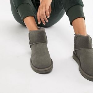 Ugg🍁🍂mini classic Grey Size  8 winter boots gently used
